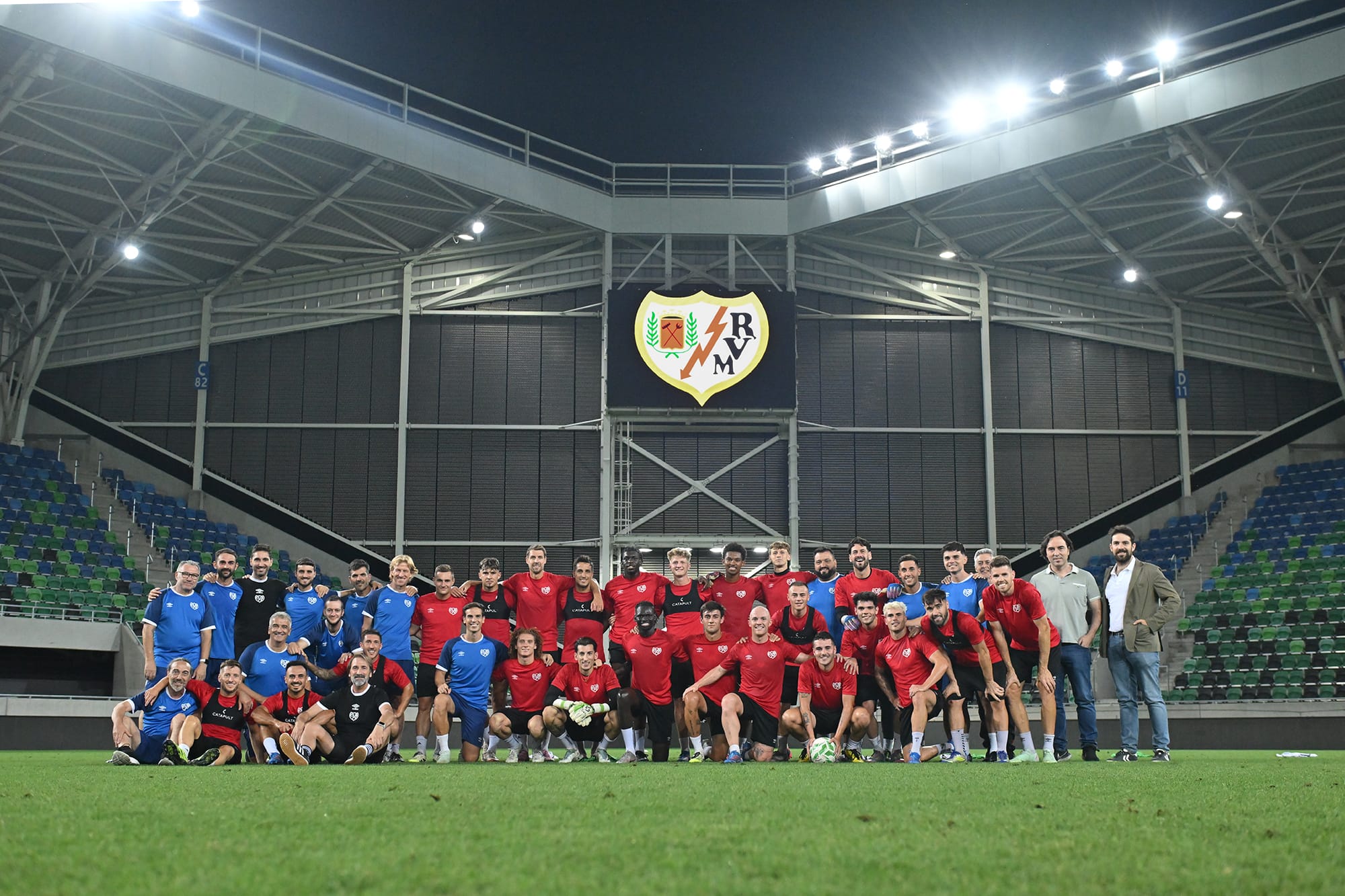 El Rayo inscribe a 21 jugadores del primer equipo y 5 canteranos para la Conference League
