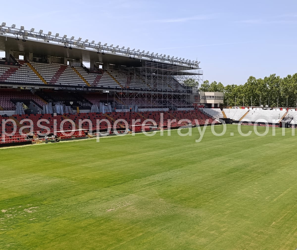 Así está el césped y el resto del Estadio de Vallecas