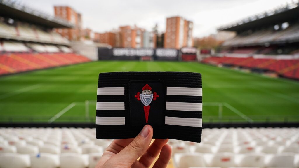 Brazalete Celta en estadio de Vallecas