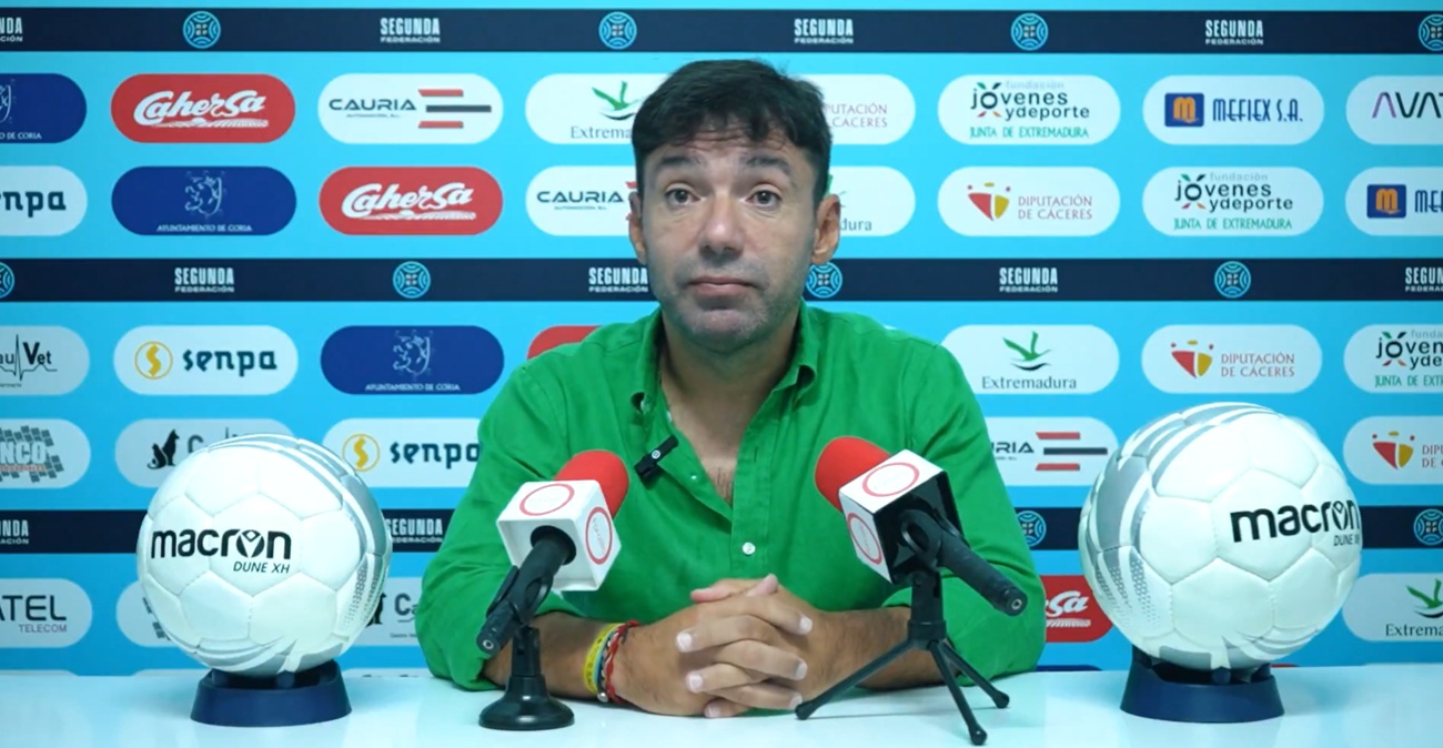 Rai Rosa, entrenador del Coria: «Tenemos que adaptarnos al césped artificial»