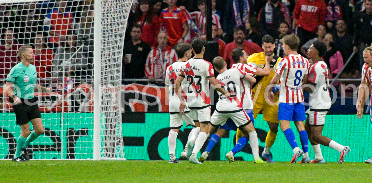 El árbitro y el VAR perdonaron dos rojas al Atlético