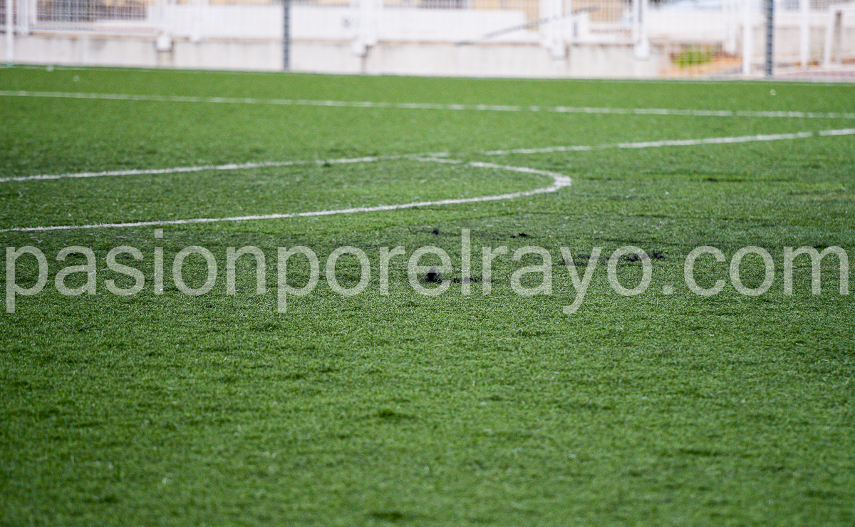 Césped inaceptable, toallas mojadas… lamentable imagen del Rayo