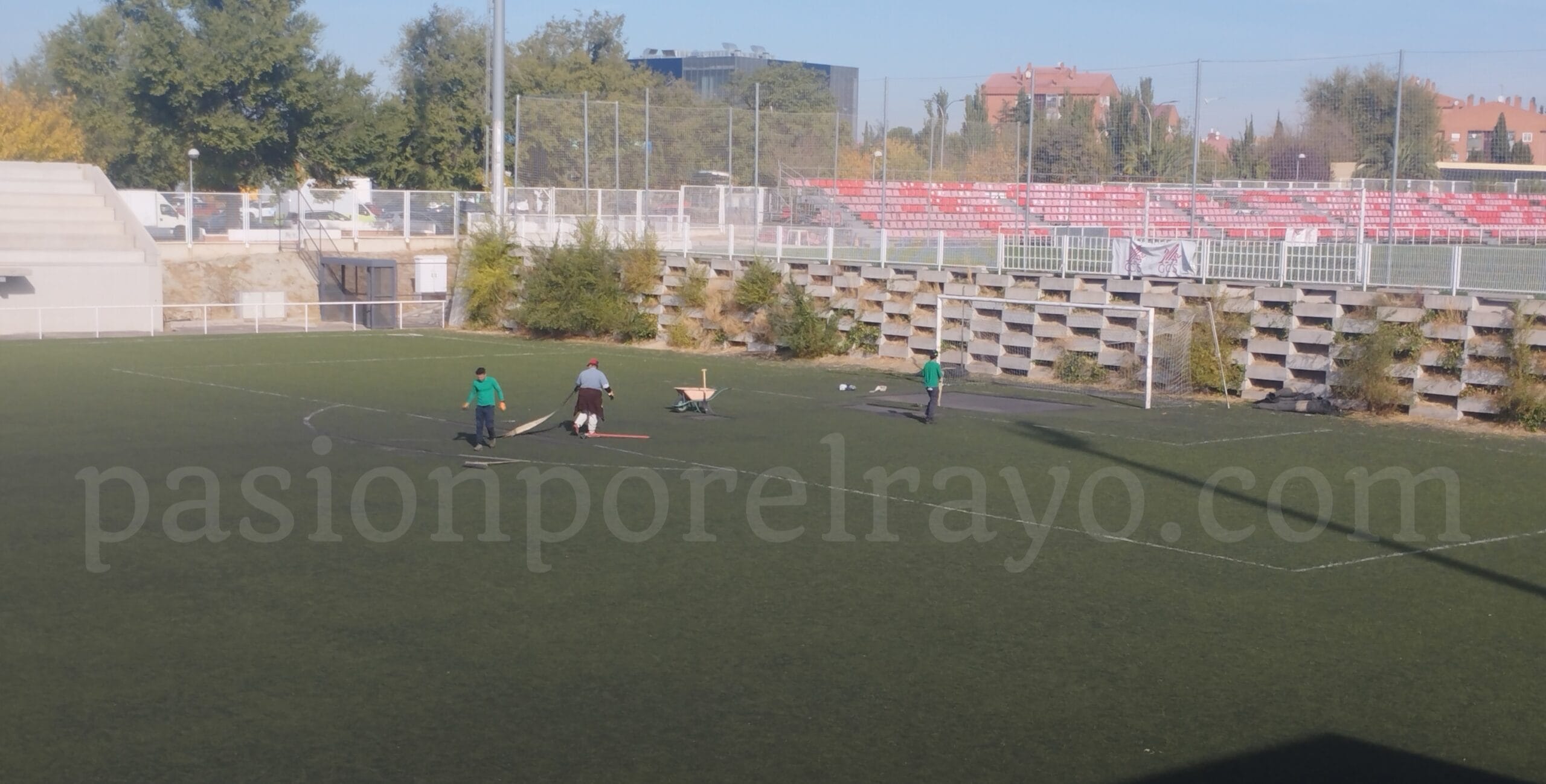 El Rayo Vallecano empieza a parchear el campo 3 de la ciudad deportiva