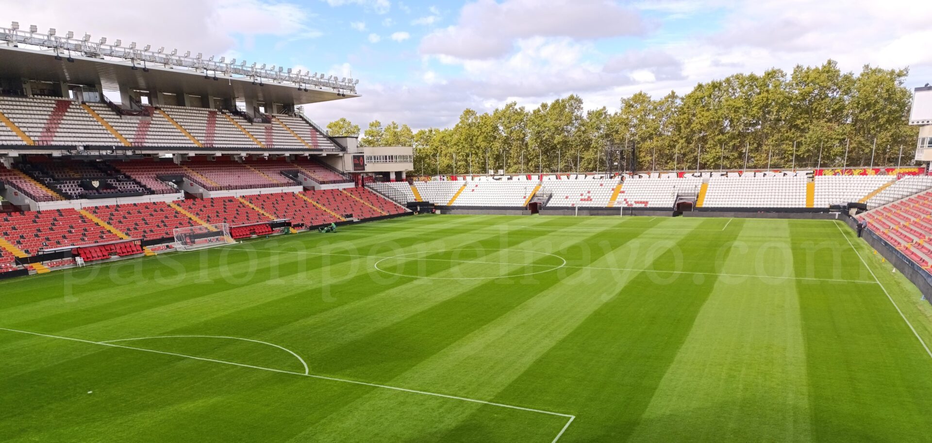 El Rayo Vallecano se queda sin el estadio de Vallecas a un mes de iniciar la Liga