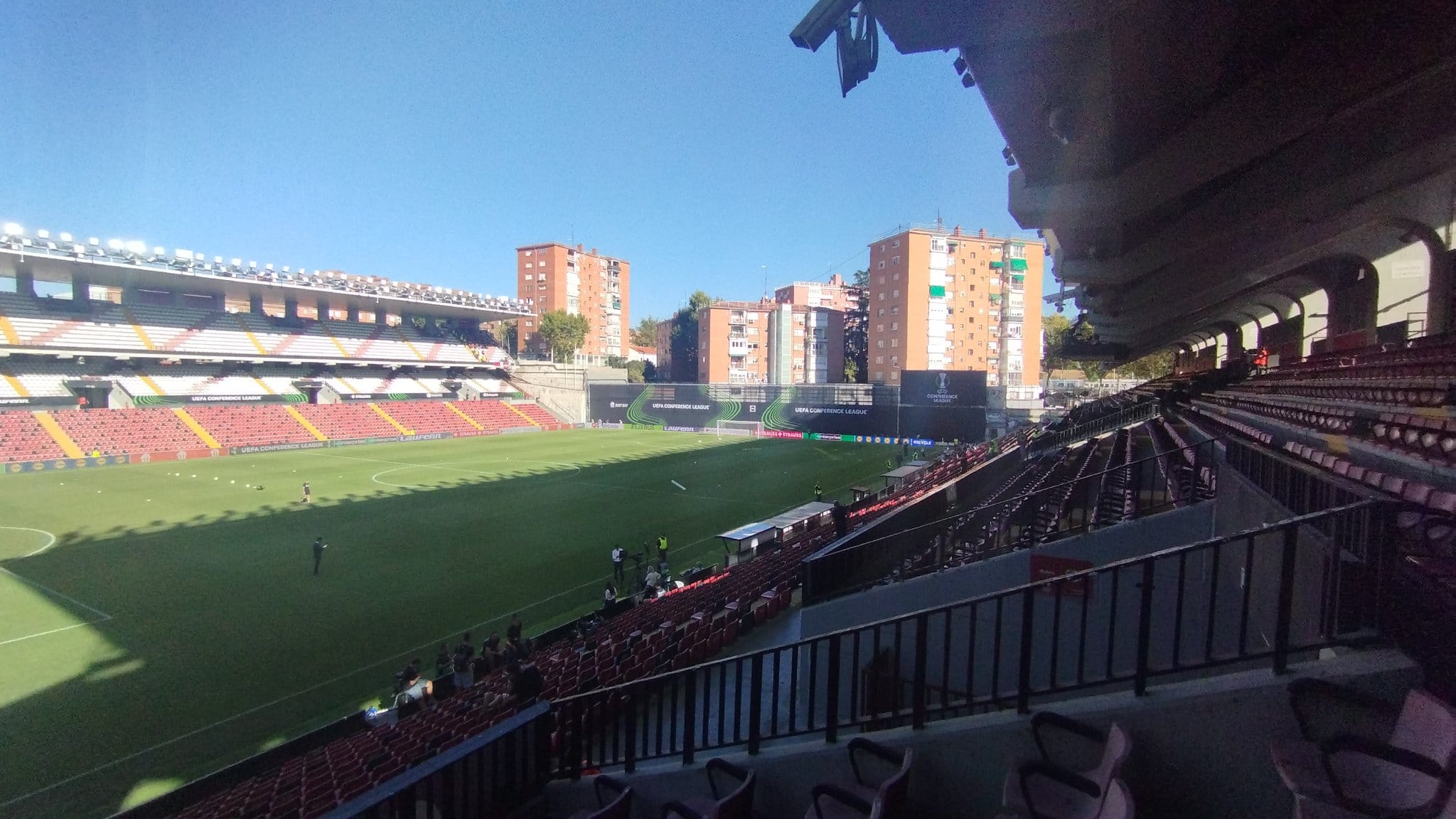 El estadio de Vallecas tuvo un fondo de ‘Conference League’