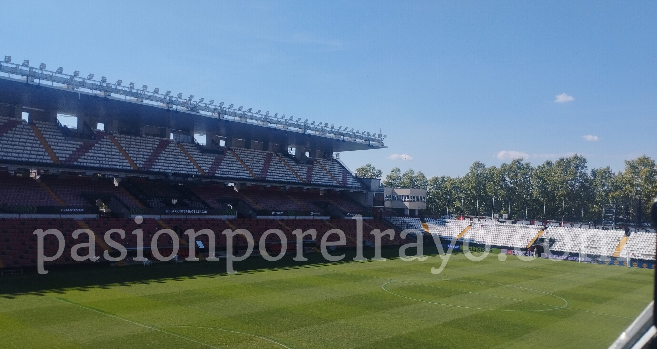 El estadio de Vallecas se ‘maquilla’ para la Conference League