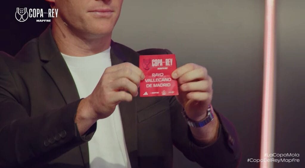 Rivales del Rayo Vallecano para los 1/16 final de Copa del Rey 3 Isi con la bola del Rayo Vallecano en el sorteo de Copa del Rey