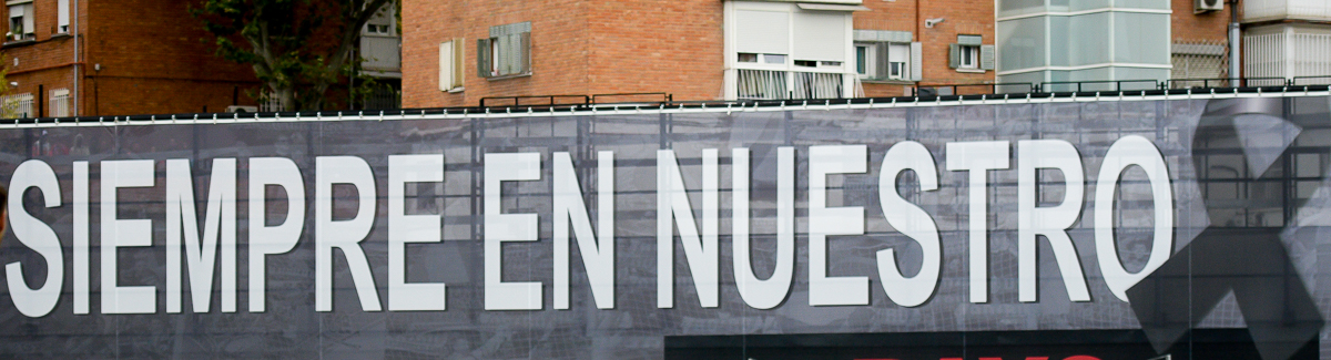 UEFA exige al Rayo cambiar la lona del fondo