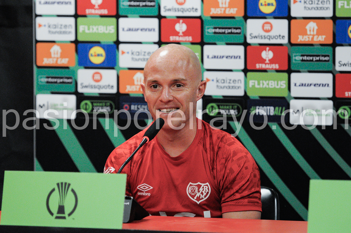 Isi, en la previa del Rayo – Shkendija: «He cumplido el sueño de Europa pero quiero más»