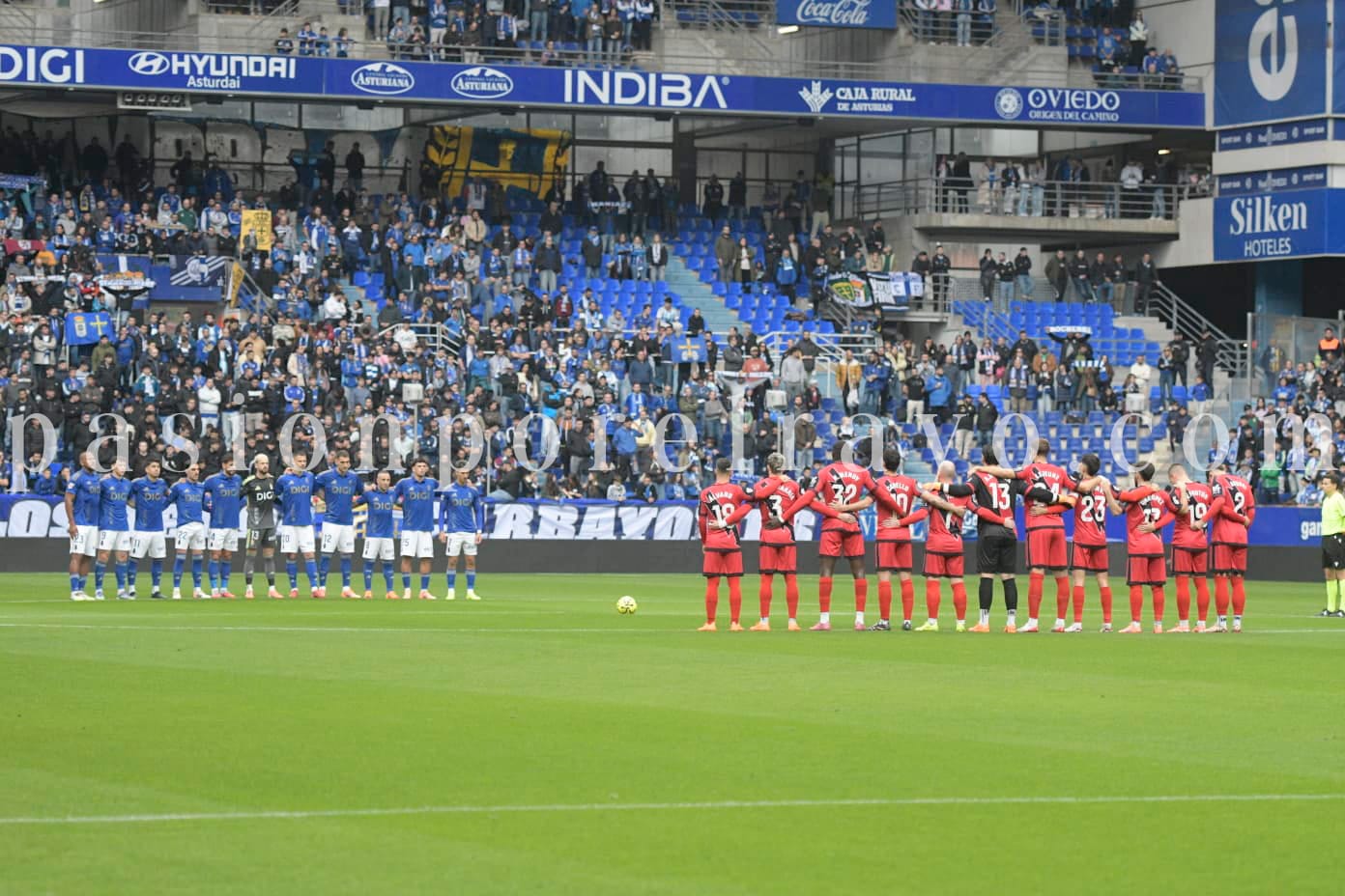 Oviedo y Rayo Vallecano guardaron un sepulcral minuto de silencio por los mineros fallecidos