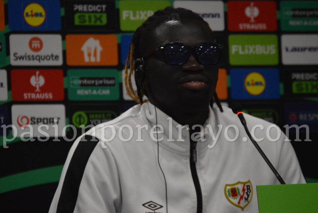 Pathé Ciss, en la previa del Slovan - Rayo (c) Pasión por el Rayo