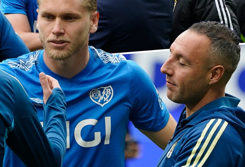 Alemao recibió la ovación de todo el Carlos Tartiere al saltar al césped