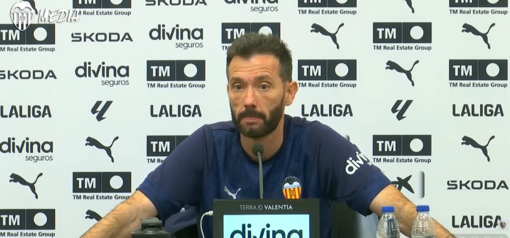 Corberán en la previa del Rayo - Valencia: "Las dimensiones del terreno de juego y el estilo del rival condicionan" 1 carlos corberan, entrenador del valencia