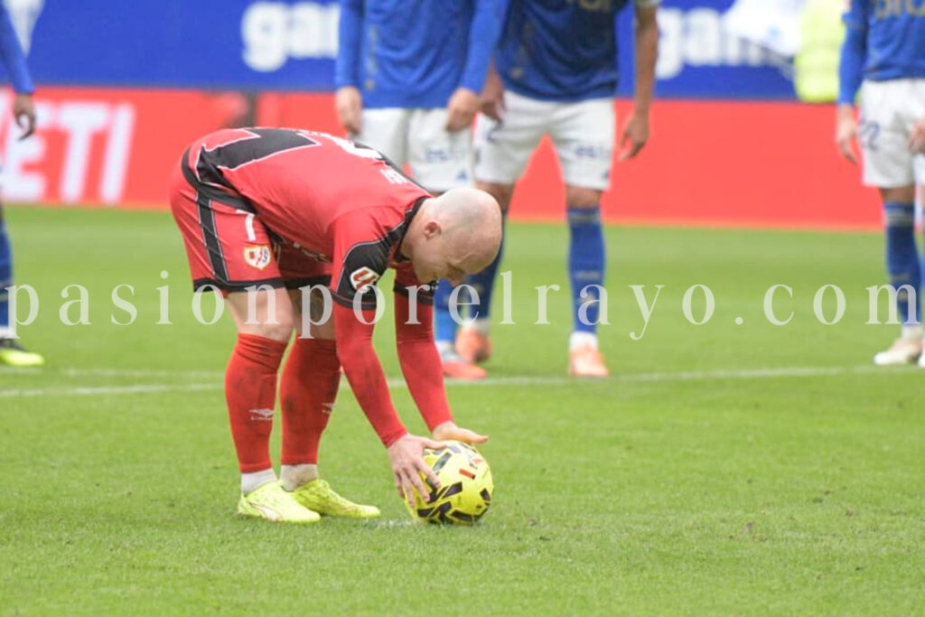 Isi preparandose para lanzar penalti