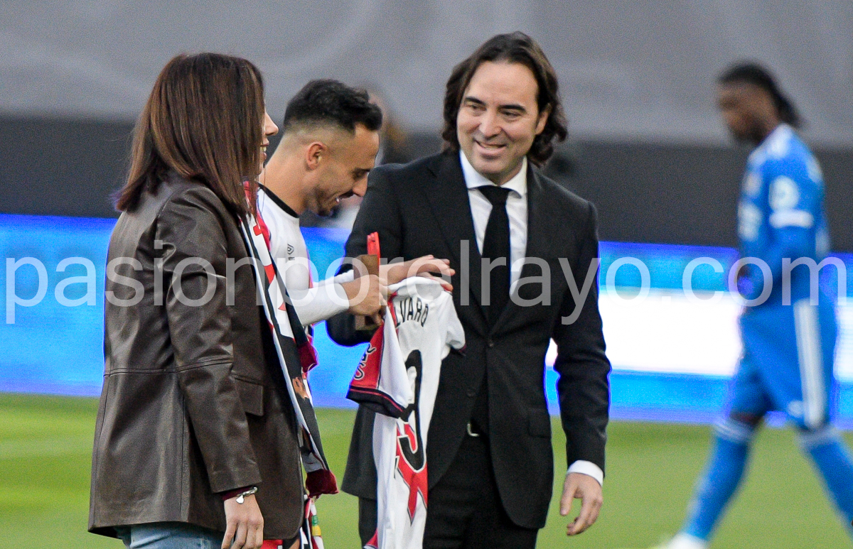Alvaro García homenajeado como máximo goleador del Rayo en Primera