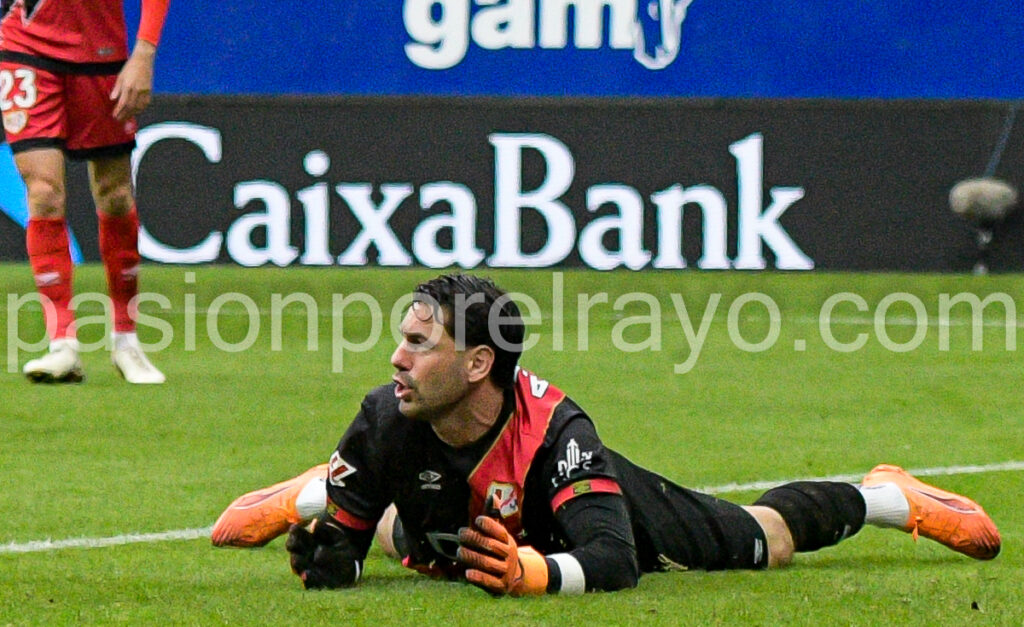 Batalla en un momento del partido en Oviedo