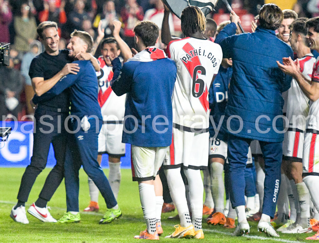 iñigo y balliu abrazándose a petición de la afición