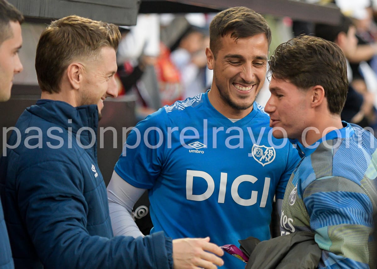 Fran García saludó a varios de sus ex compañeros en el banquillo