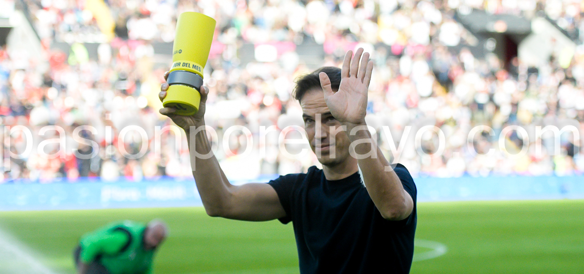 Iñigo recibió el galardón de entrenador del mes