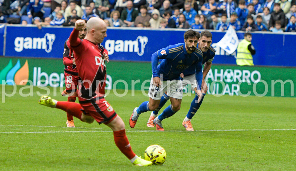 Isi lanzando penalti contra el Oviedo