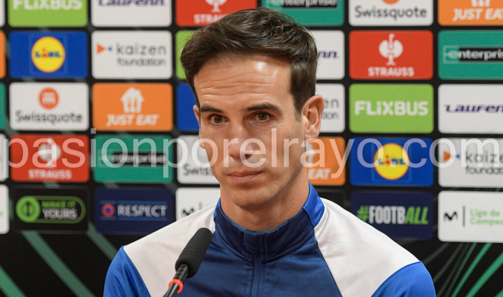 Íñigo Pérez, en la previa del Rayo Vallecano - Lech Poznan