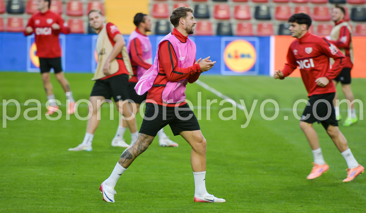 Último entrenamiento del Rayo Vallecano antes de recibir al Lech Poznan