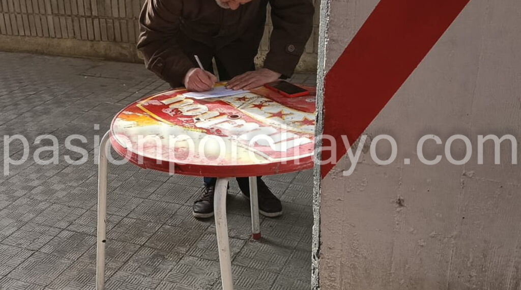 aficionado del rayo anotando sus datos personales