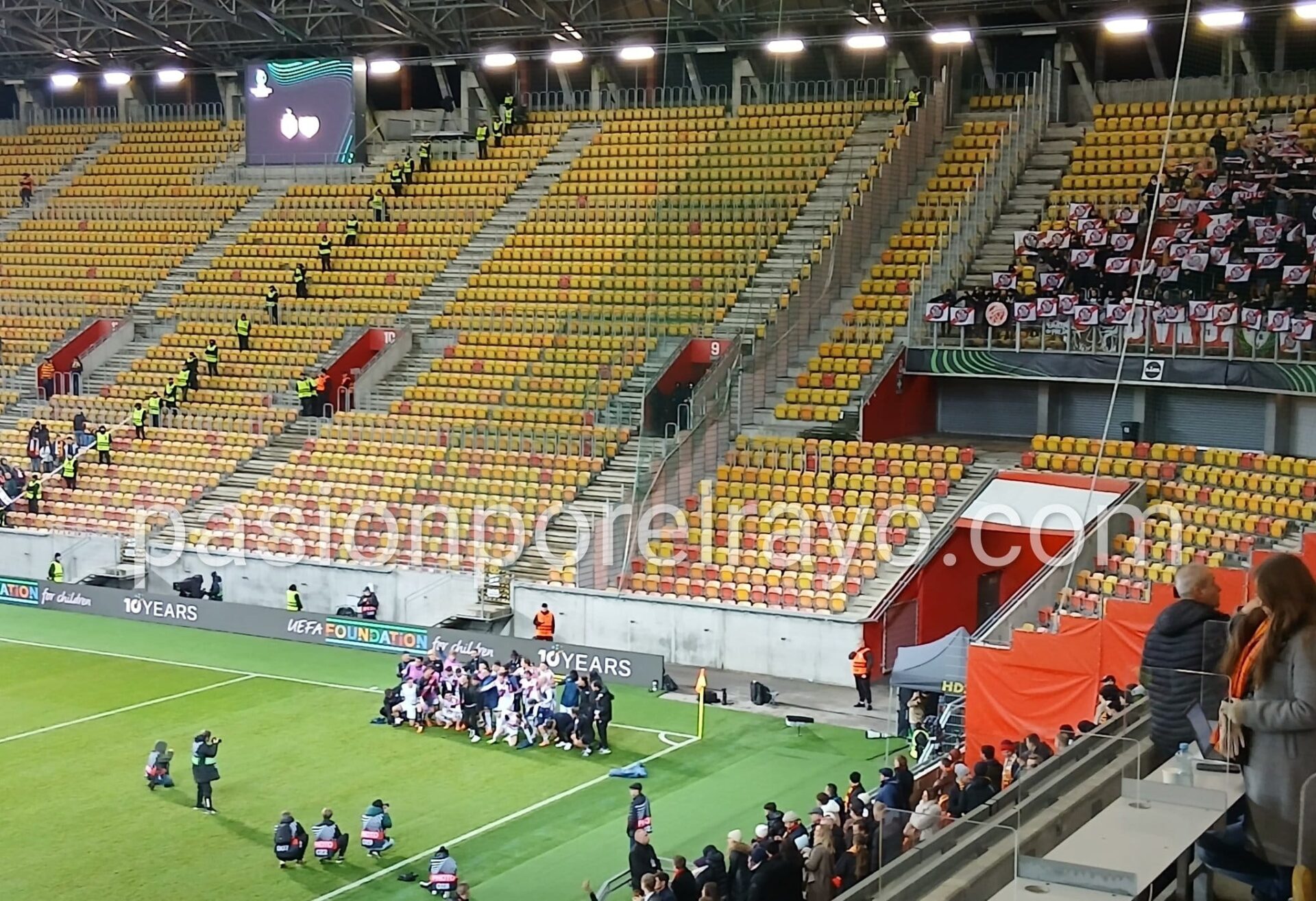 La Vida Pirata retumba en el Chorten Arena de Bialystok tras el triunfo del Rayo Vallecano