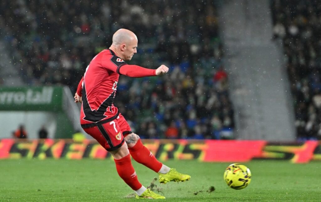Isi, en el Elche - Rayo Vallecano