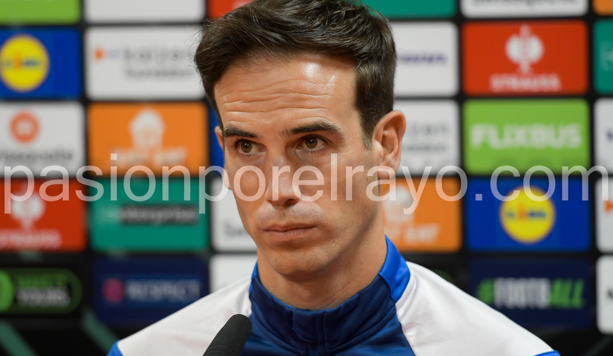 Iñigo Pérez en la previa del Jagiellonia – Rayo: «En la búsqueda de la victoria no puede faltar nuestra identidad»