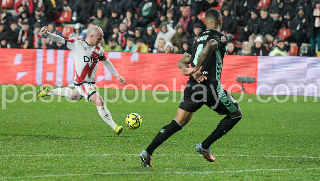 isi palazon rematando ante jugadores del betis