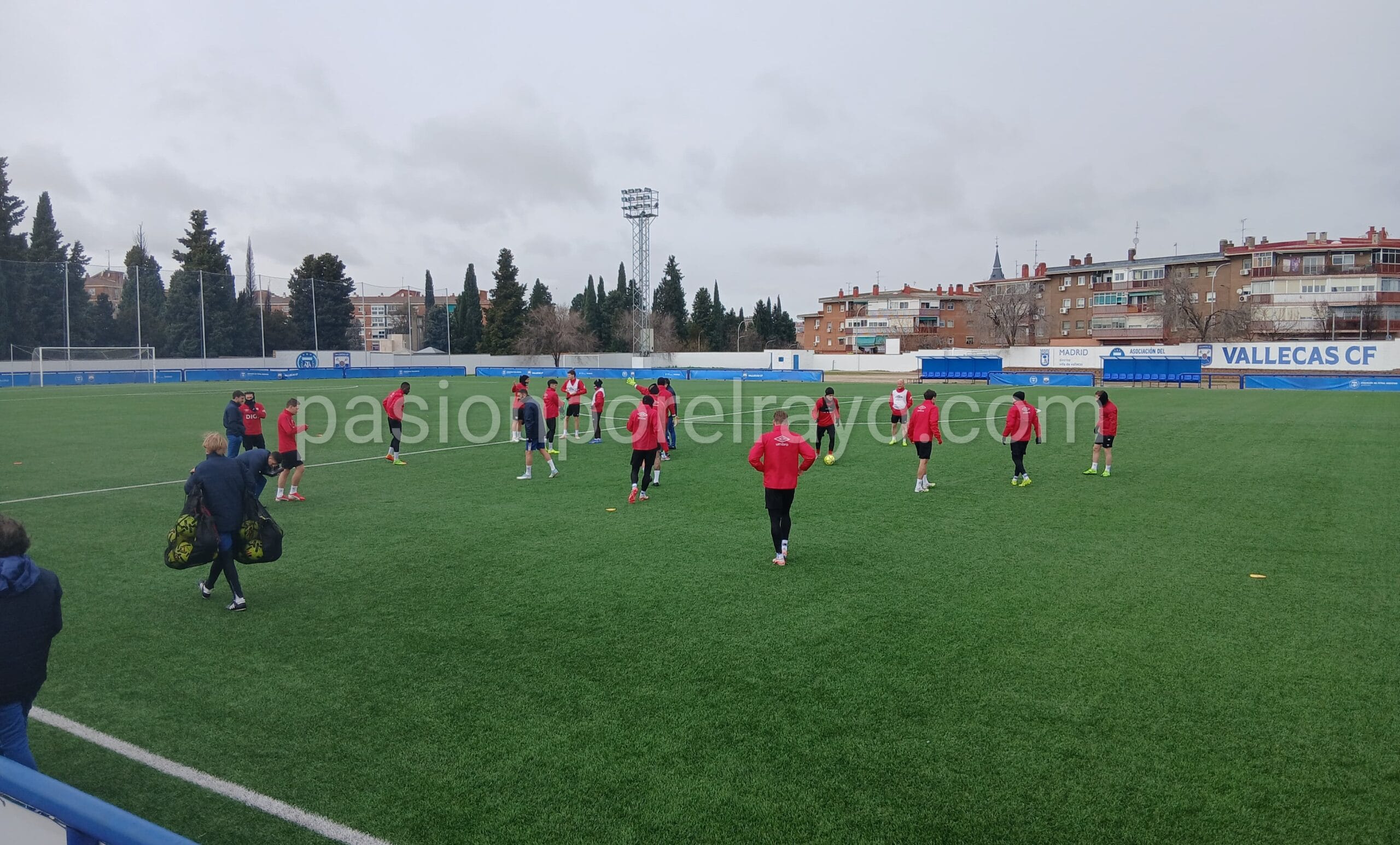 El Rayo Vallecano entrena en el campo del Vallecas por inundación del césped de la ‘city’