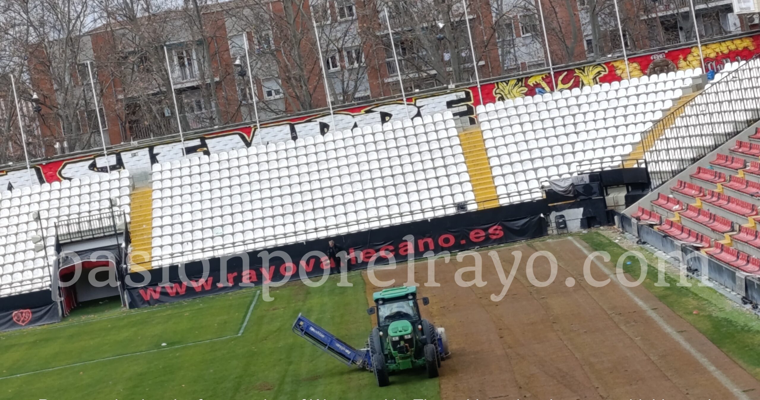 El Rayo Vallecano cambia el césped del estadio de Vallecas