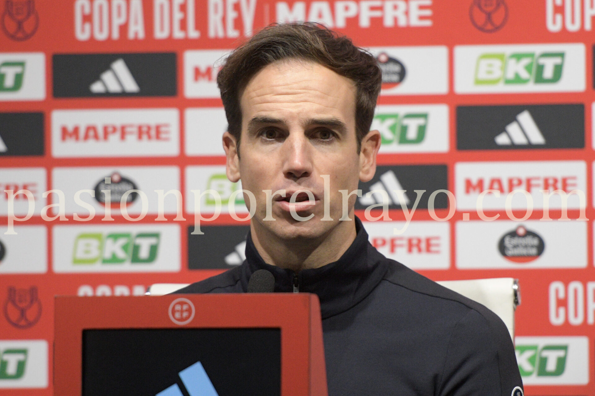 Íñigo Pérez, tras el Granada 1-3 Rayo Vallecano: «La debilidad de hoy sí es peligrosa»