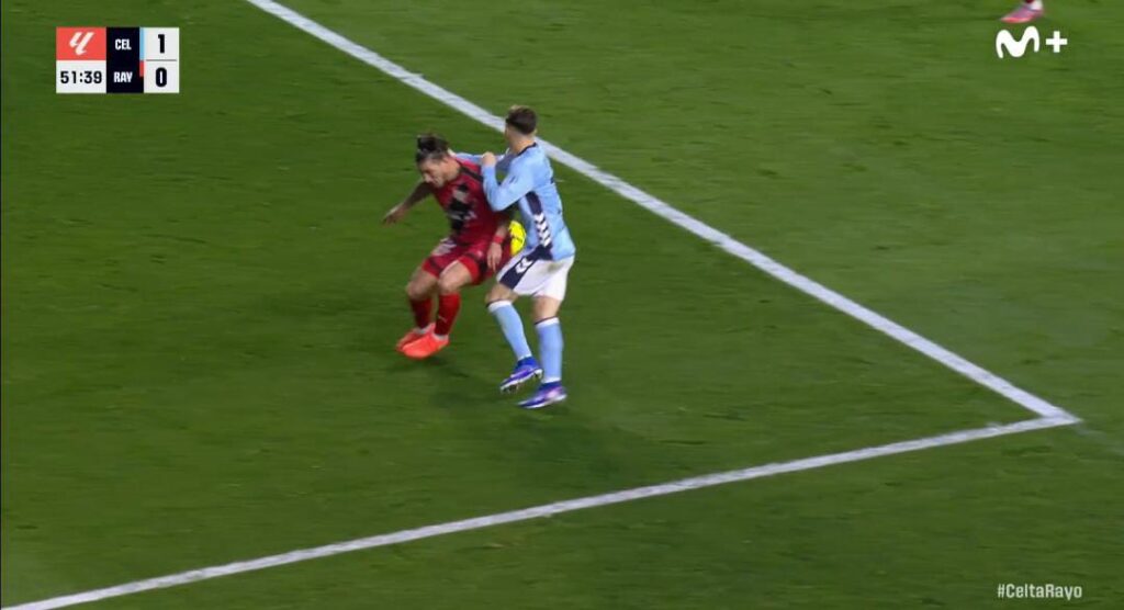 imagen del penalti señalado al pacha en vigo