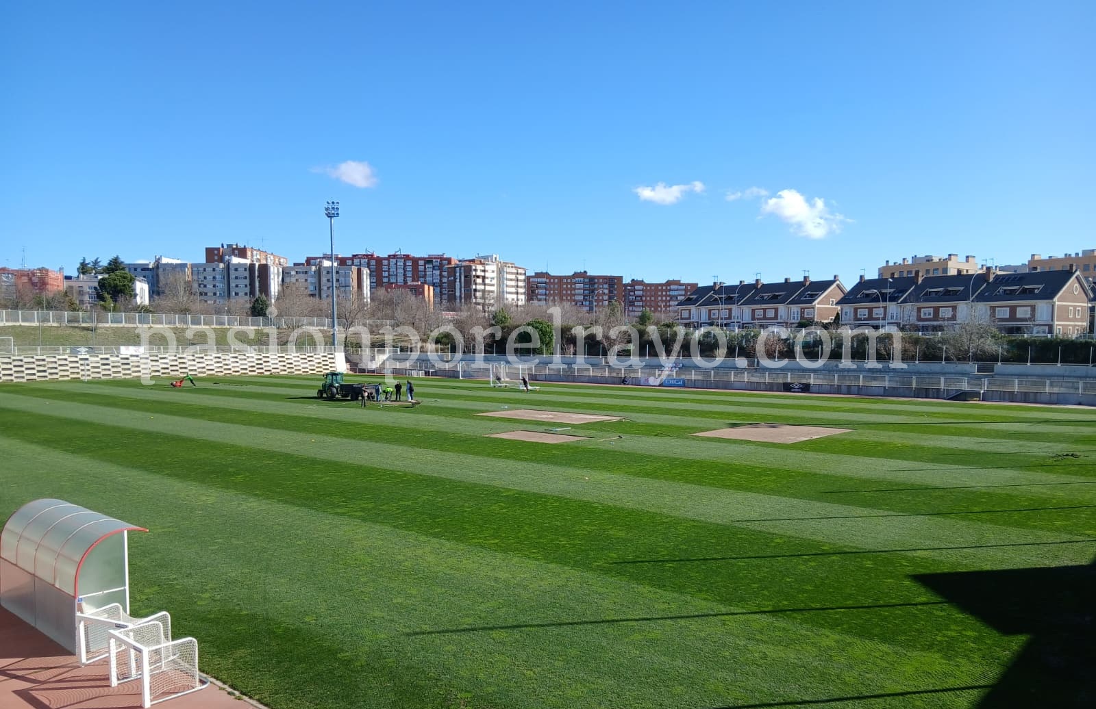 El Rayo Vallecano parchea el césped natural de la Ciudad Deportiva