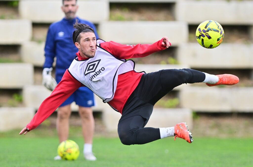 Pacha Espino, en un entrenamiento del Rayo Vallecano