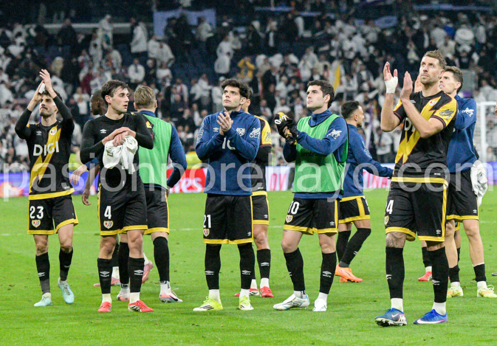 jugadores del rayo agradeciendo el apoyo
