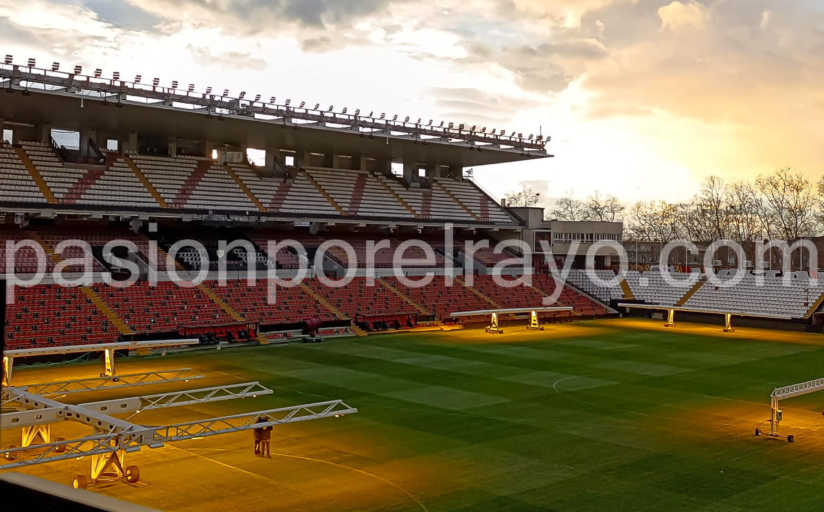 El césped de Vallecas sigue cuidado, aunque ya sin el mimo de días atrás