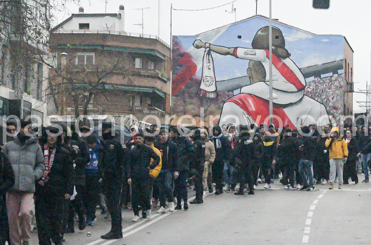 La afición del Rayo protesta contra la gestión de Martín Presa