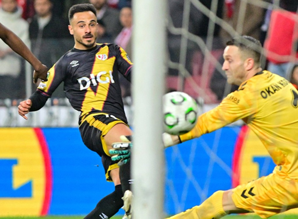 Álvaro García, en el Samsunspor - Rayo Vallecano (c) Rayo Vallecano
