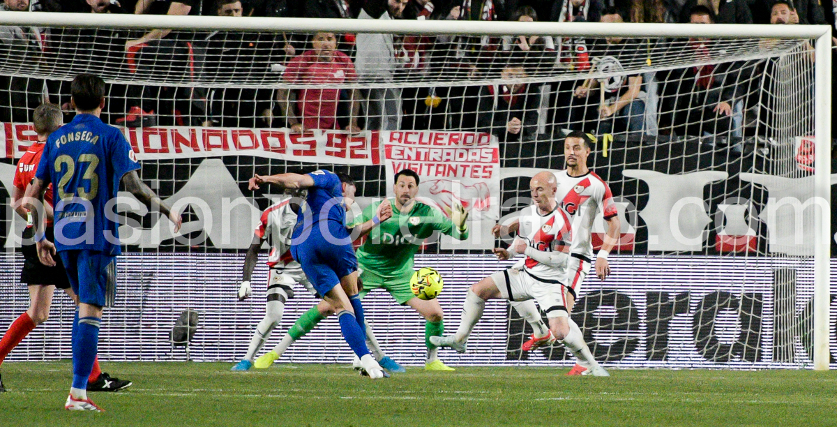 Batalla y la zaga rayista suman su octava portería a cero