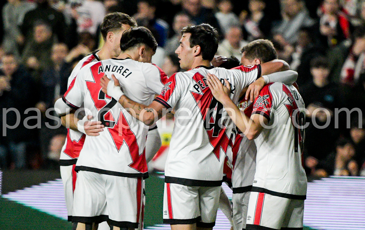 jugadores del rayo celebrando gol