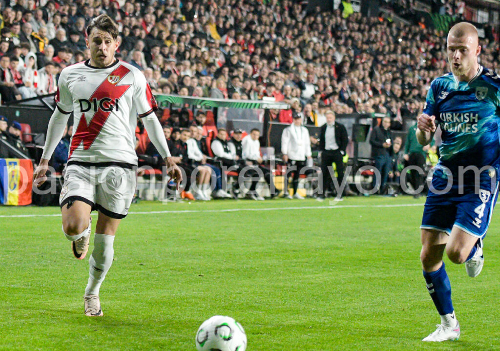 Ratiu peleando por un balón