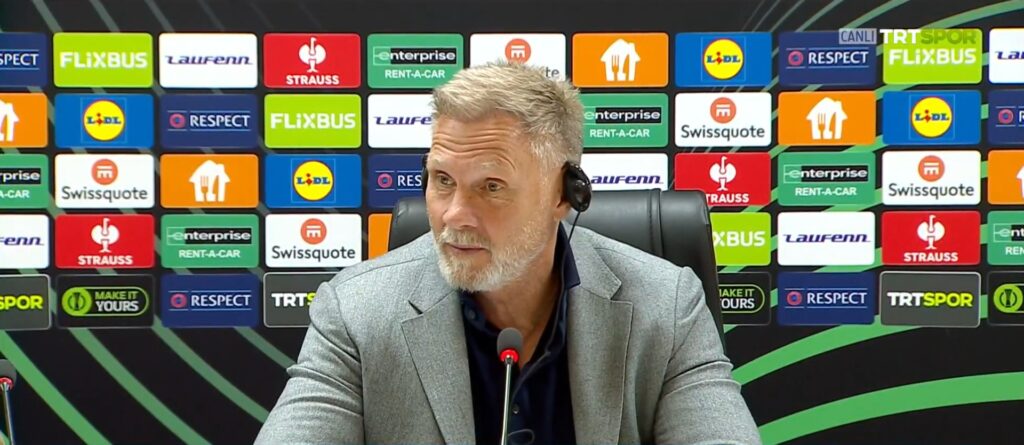 Thorsten Fink, en la rueda de prensa previa del Samsunspor - Rayo (c) TRT Spor