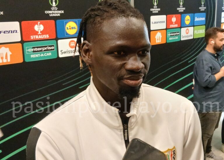 Ciss, en la zona mixta del AEK - Rayo Vallecano (c) Pasión por el Rayo