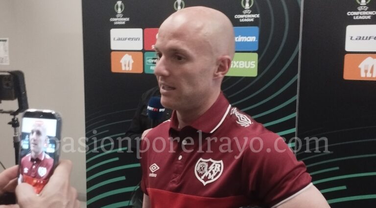 Isi, en zona mixta tras el AEK 3-1 Rayo Vallecano (c) Pasión por el Rayo
