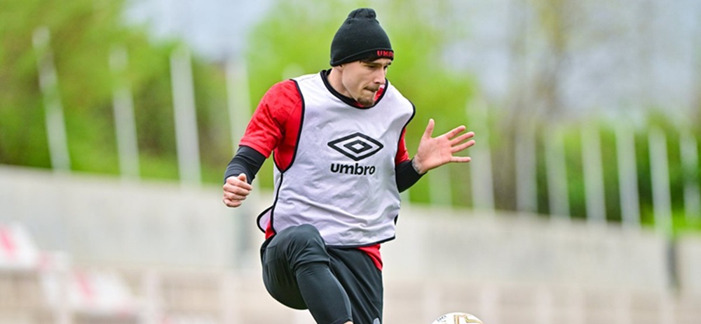 Ratiu y Óscar Valentín no completan el entrenamiento del Rayo en la previa del AEK