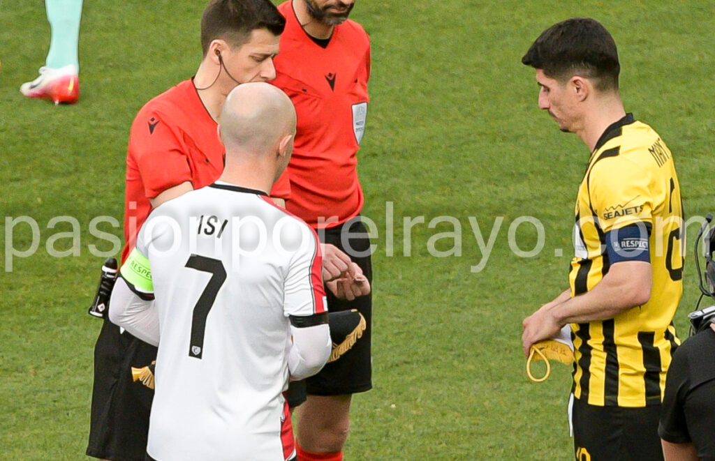 intercambio de banderines entre rayo y aek