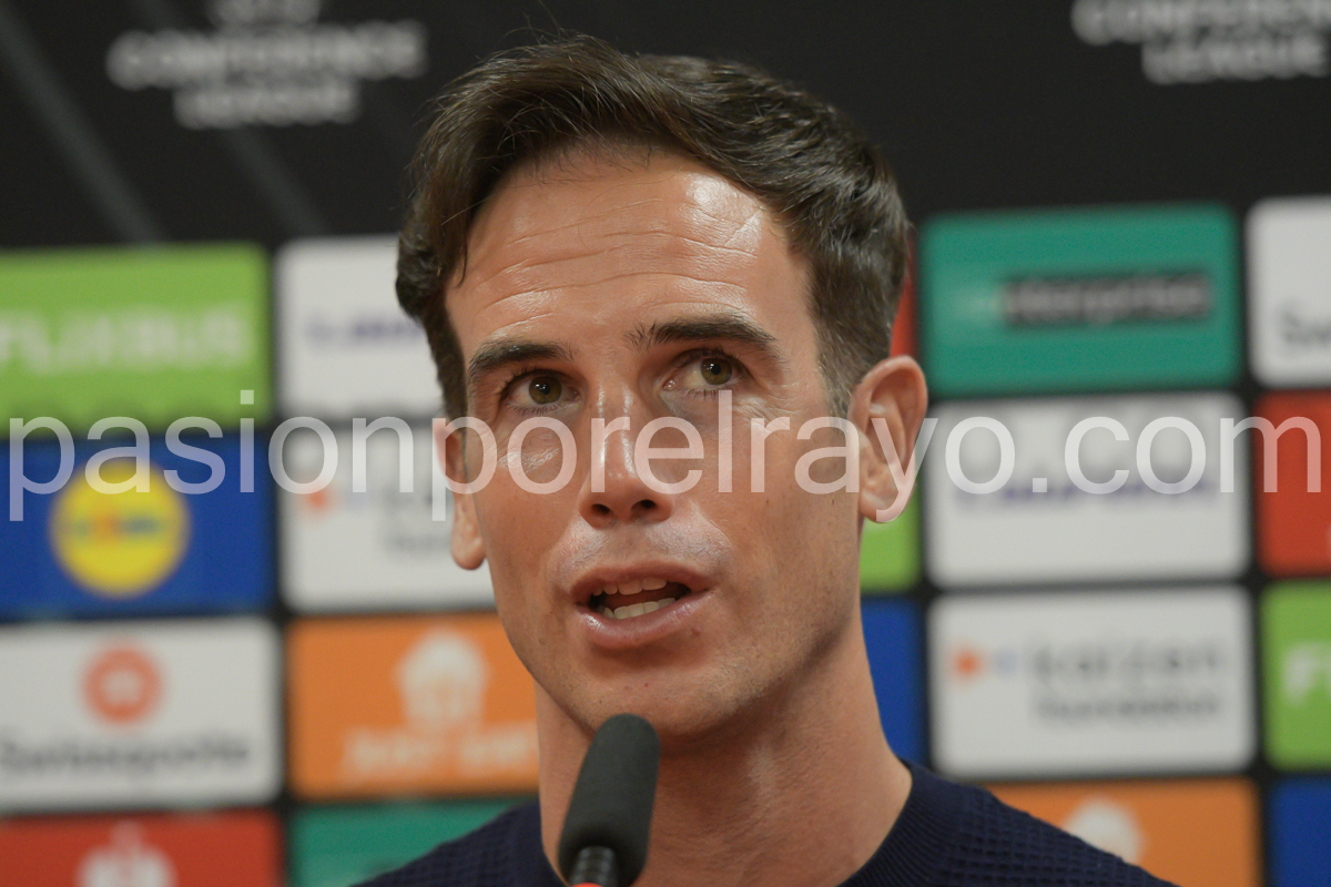 Iñigo Pérez tras el Rayo 3-0 AEK: «Es un escenario de ilusión, de entusiasmo, de liberación, casi como una catarsis para jugadores y afición»